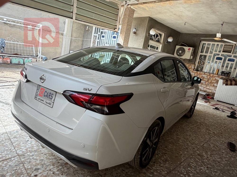 نيسان فيرسا